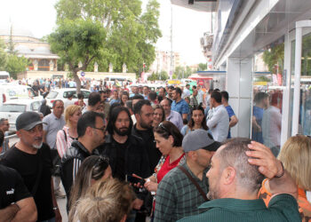Öğretmenler, maaş anlaşmalı bankayı protesto etti
