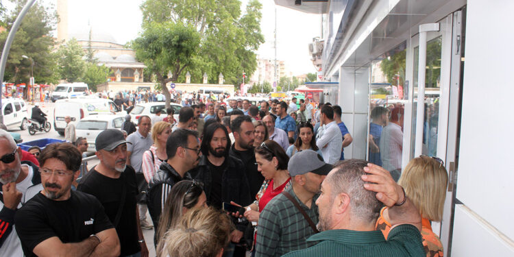Öğretmenler, maaş anlaşmalı bankayı protesto etti