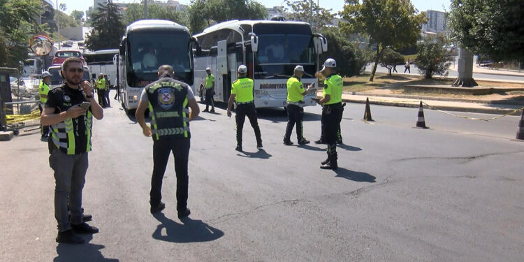 Otobüsün koridorunda yolcu taşıyan şoföre ceza