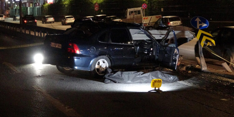 Otomobil bariyere saplandı: 1 ölü, 1 ağır yaralı