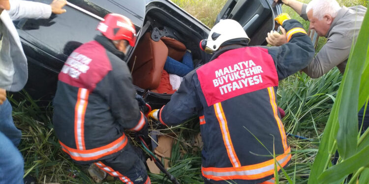 Otomobil elektrik direğine çarptı; 1 ölü, 4 yaralı