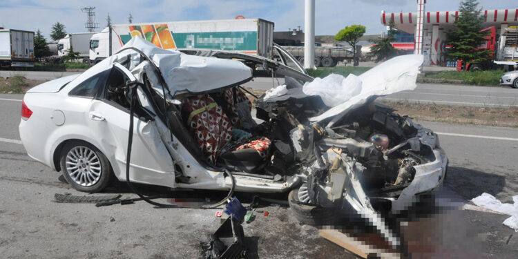 Otomobil kamyona arkadan çarptı: 1 ölü, 1 yaralı
