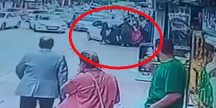 Otomobilin kaldırımda çarptığı 3 kişi yaralandı