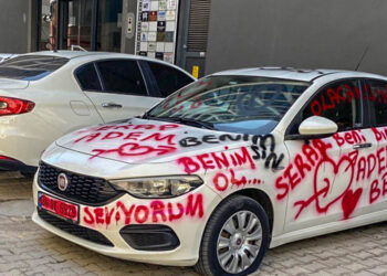 Otomobilin üzerine sprey boya ile aşk mesajları yazıldı