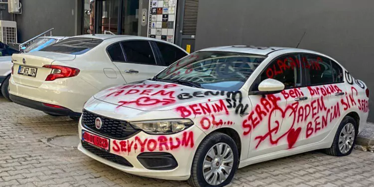 Otomobilin üzerine sprey boya ile aşk mesajları yazıldı