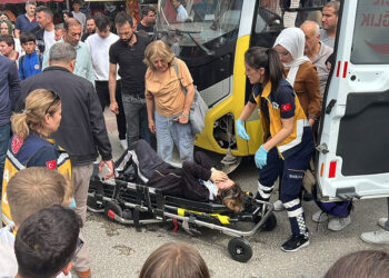 Özel halk otobüsünün çarptığı 2 öğrenci yaralandı