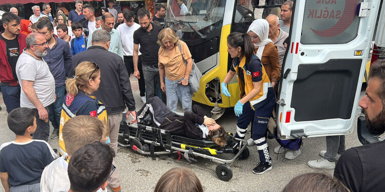 Özel halk otobüsünün çarptığı 2 öğrenci yaralandı