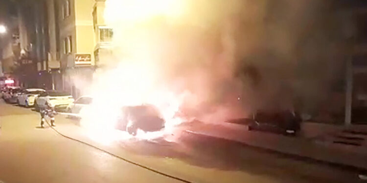 Park halindeki 2 otomobilde yangın