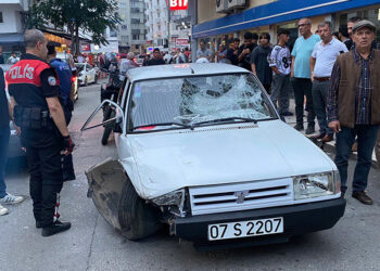 Park halindeki araçlara otomobili ile çarptı