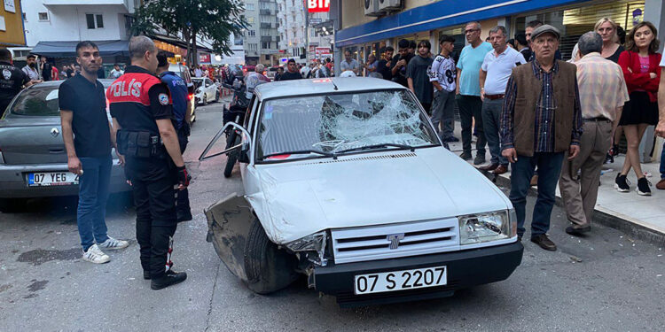 Park halindeki araçlara otomobili ile çarptı