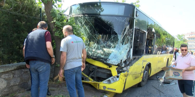 Pendik’te İETT otobüsüyle cip çarpıştı: 4 yaralı