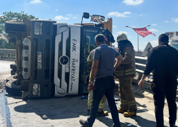 Pendik'te hafriyat kamyonu devrildi
