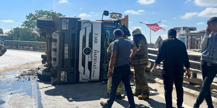 Pendik'te hafriyat kamyonu devrildi