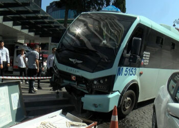 Pendik'te yolcu minibüsü hastanenin bahçesine daldı
