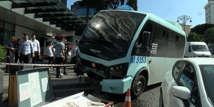 Pendik'te yolcu minibüsü hastanenin bahçesine daldı