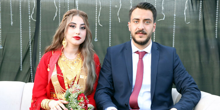 Pinyanişi aşiretinin yeni çiftinden anlamlı hareket