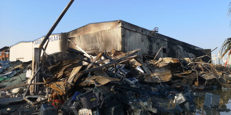 Plastik fabrikasında çıkan yangında 2 kişi yaralandı