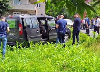 Pusu kurduğu kardeşinin aracına ateş açtı