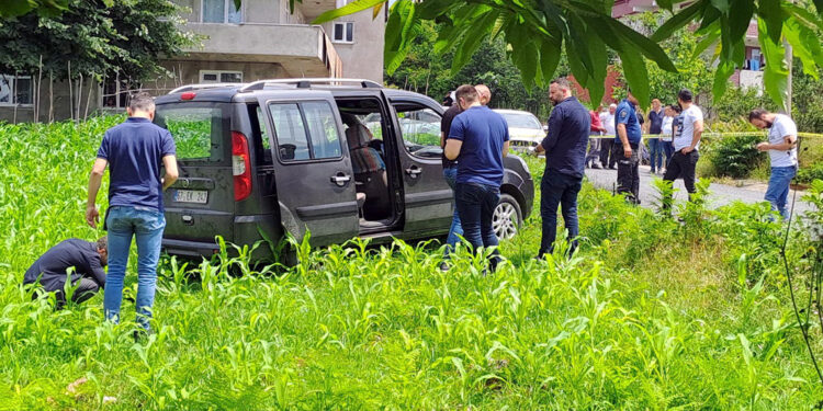 Pusu kurduğu kardeşinin aracına ateş açtı