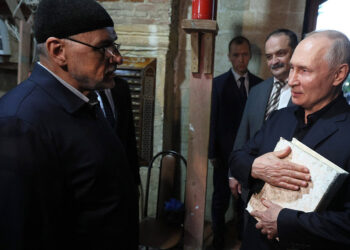 Putin, Dağıstan’da sokağa inerek halkla selamlaştı
