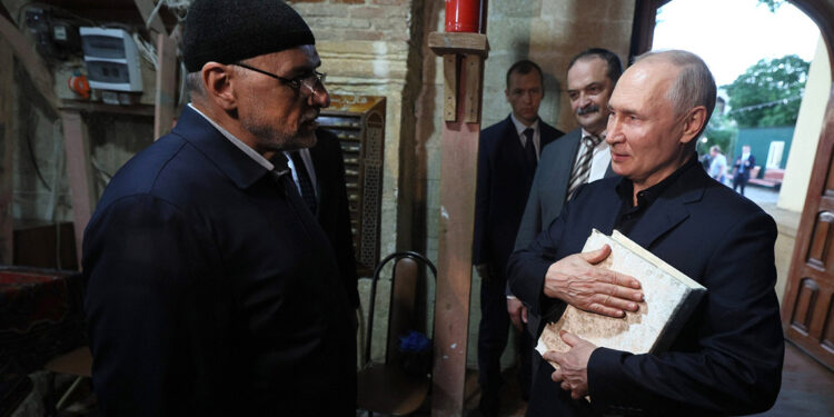 Putin, Dağıstan’da sokağa inerek halkla selamlaştı