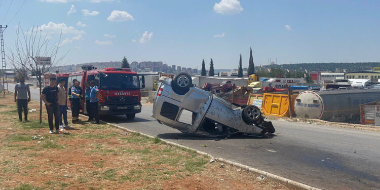 Refüje çarpan hafif ticari araç devrildi: 4 yaralı