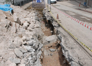 Roma dönemine ait sütunlu yol ile su yolu bulundu