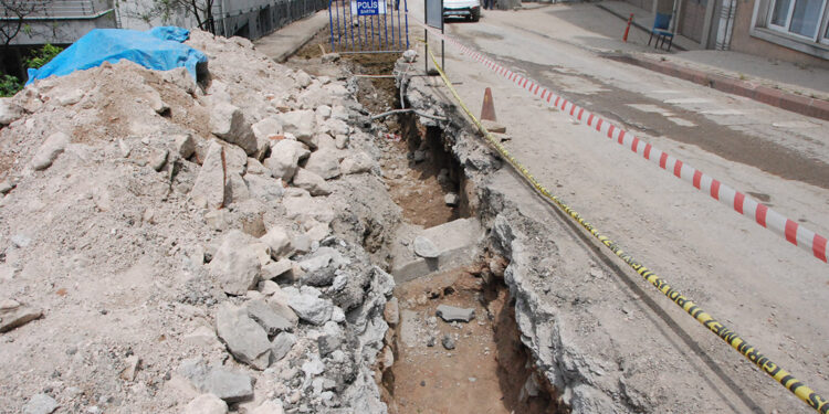 Roma dönemine ait sütunlu yol ile su yolu bulundu