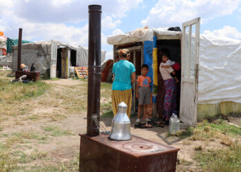 Romanlar, çadırlarda kalıp mevsimlik işçilik yapıyor