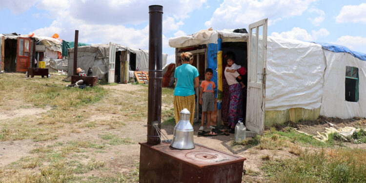 Romanlar, çadırlarda kalıp mevsimlik işçilik yapıyor
