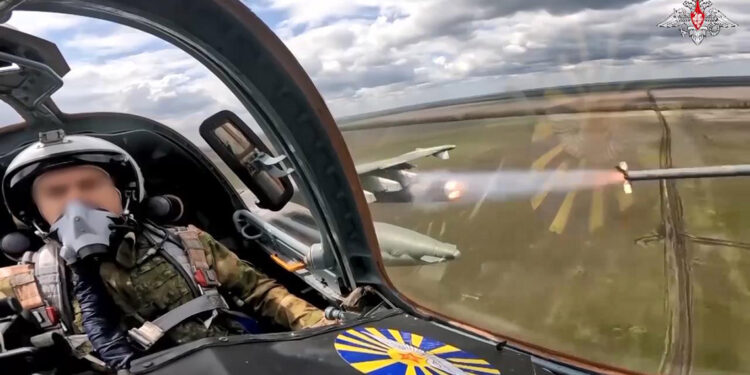 Rusya, Ukrayna mevzilerini ve zırhlılarını vurdu