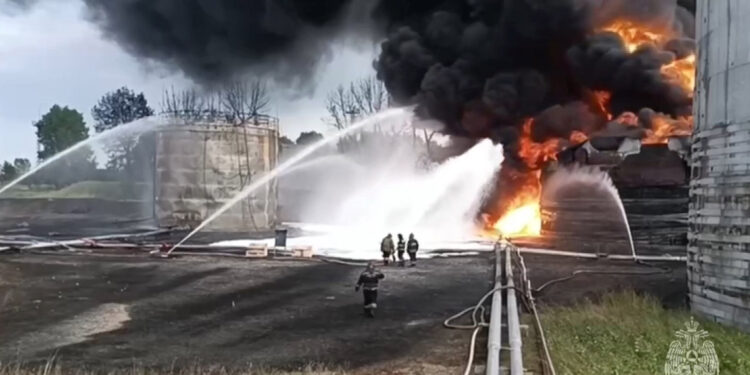 Rusya'da petrol deposunda yangın