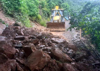 Sakarya'da heyelan; köy yolu kapandı