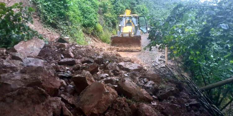 Sakarya'da heyelan; köy yolu kapandı