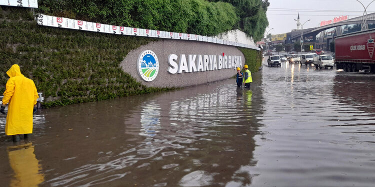 Sakarya'da sağanak hayatı olumsuz etkiledi