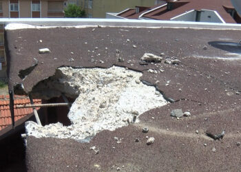 Sancaktepe'de binanın çatısına yıldırım düştü