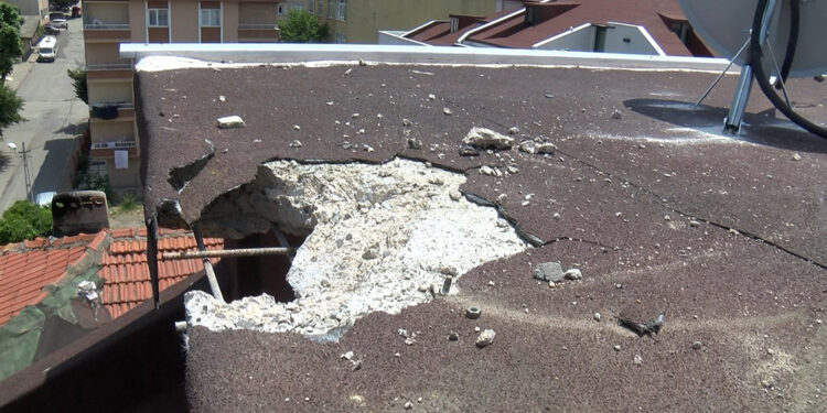 Sancaktepe'de binanın çatısına yıldırım düştü