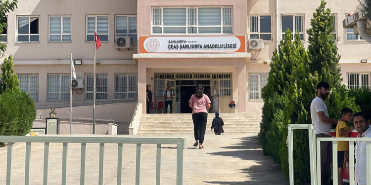 Şanlıurfa'da YKS'ye yetişemeyenler kapıda kaldı