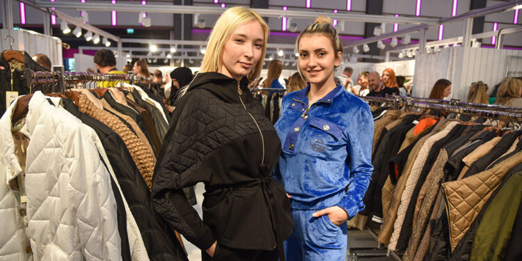 Savaşan iki ülkenin kadınları hazır giyim fuarında buluştu