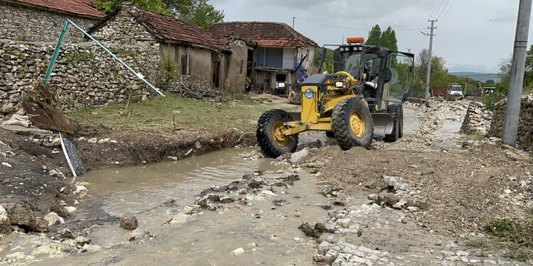 Seyitgazi'de sel suları çekildi, temizlik başladı
