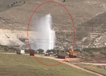 Siirt'te su borusu patladı; tazyikli su göğe yükseldi