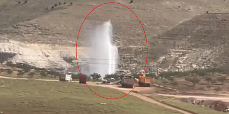 Siirt'te su borusu patladı; tazyikli su göğe yükseldi