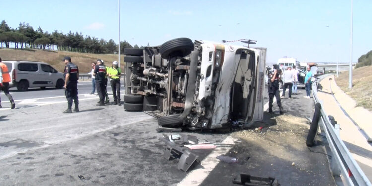Silivri'de sapağı kaçıran sürücü kazaya neden oldu