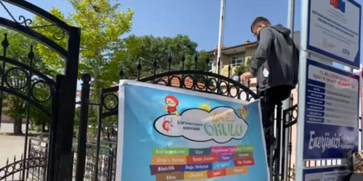 Sınava geç kalan üniversite adayları kapıda kaldı