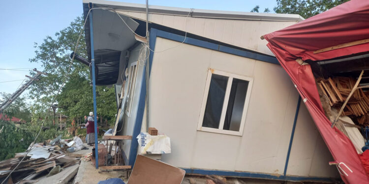 Sinop'ta prefabrik ev heyelanda hasar gördü