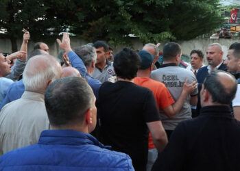 Site sakinlerinden tencereli tavalı protestosu