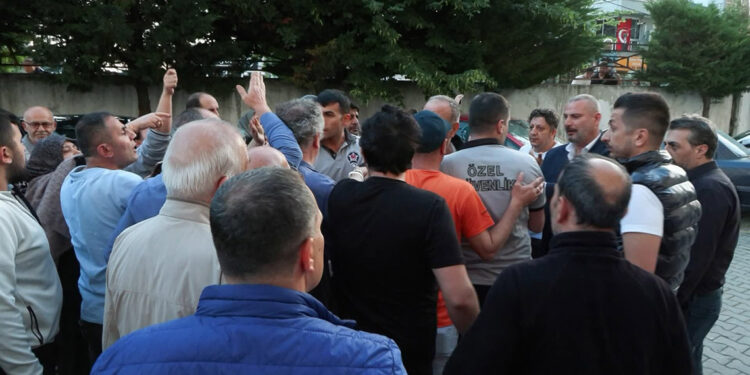 Site sakinlerinden tencereli tavalı protestosu 