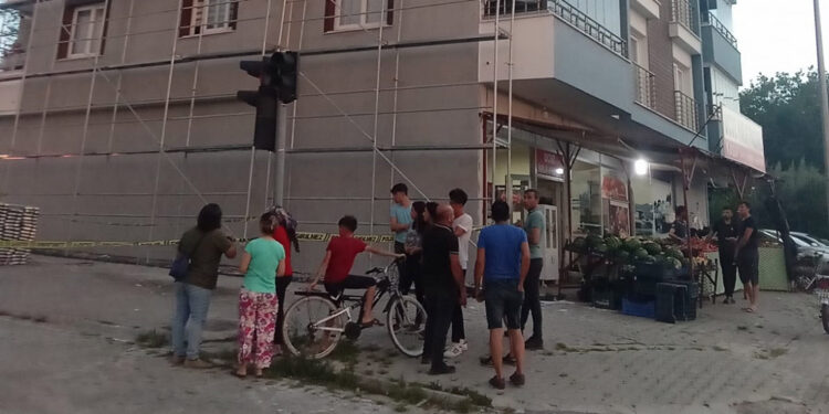Sıva yaparken 5'inci kattaki iskeleden düşen işçi öldü