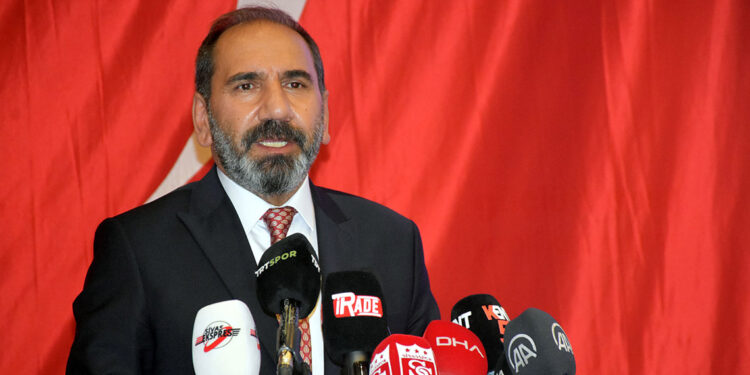 Sivasspor'da Mecnun Otyakmaz yeniden başkan seçildi