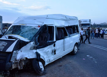 Siverek'te minibüs ile TIR çarpıştı: 19 yaralı